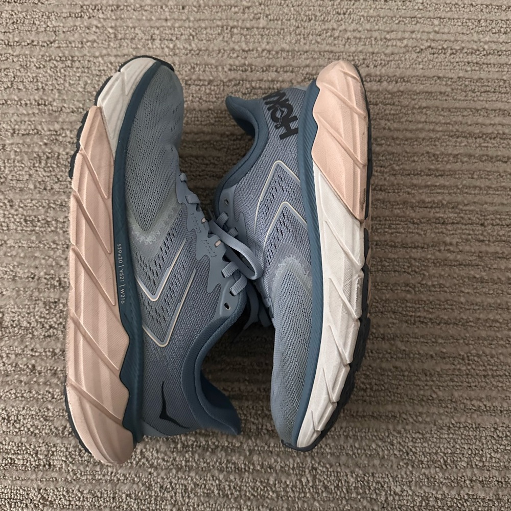 SOLD — Hoka Arahi running shoes